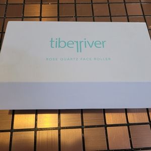 Rose quarts face roller